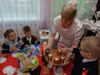 5.-s-hozyaykoy-marinoy-vladimirovnoy-ukrasili-pashalnyy-kulich-10_