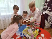 5.-s-hozyaykoy-marinoy-vladimirovnoy-ukrasili-pashalnyy-kulich-5_
