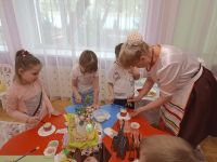 5.-s-hozyaykoy-marinoy-vladimirovnoy-ukrasili-pashalnyy-kulich-6_