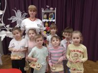 5.-s-hozyaykoy-marinoy-vladimirovnoy-ukrasili-pashalnyy-kulich-7_