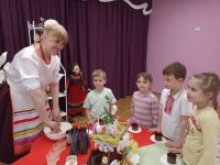 5.-s-hozyaykoy-marinoy-vladimirovnoy-ukrasili-pashalnyy-kulich-8_